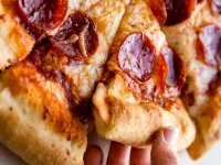 طريقة عمل البيتزا محشية الأطراف