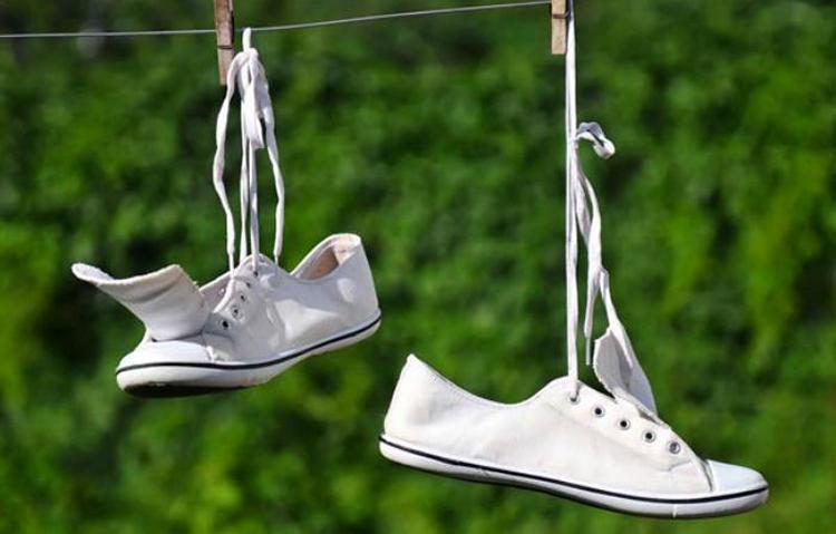 كيف تنظف حذائك الأبيض ليصبح كالجديد؟