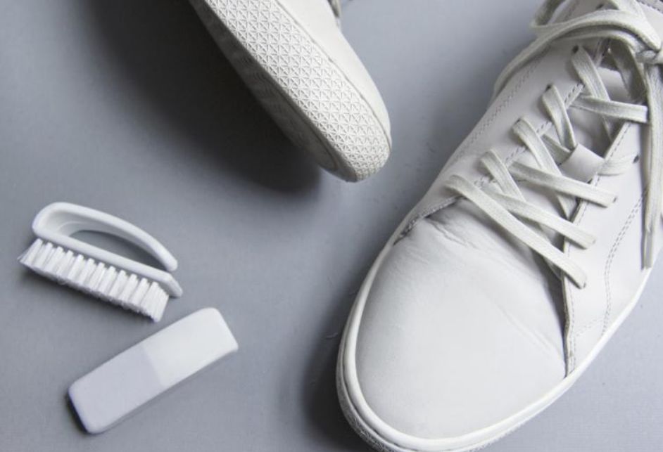 كيف تنظف حذائك الأبيض ليصبح كالجديد؟