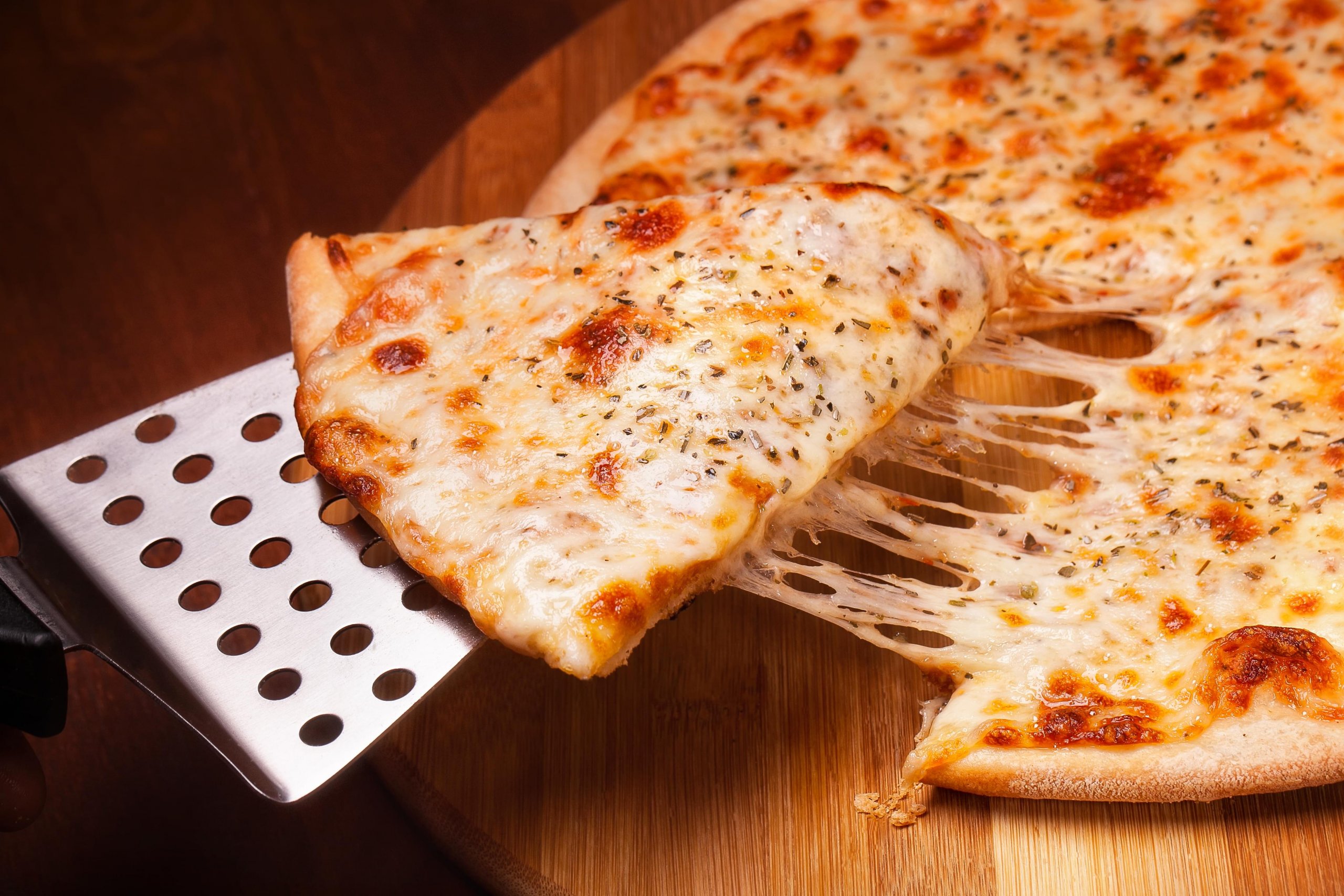 طريقة عمل البيتزا بالجبنة الموزاريلا