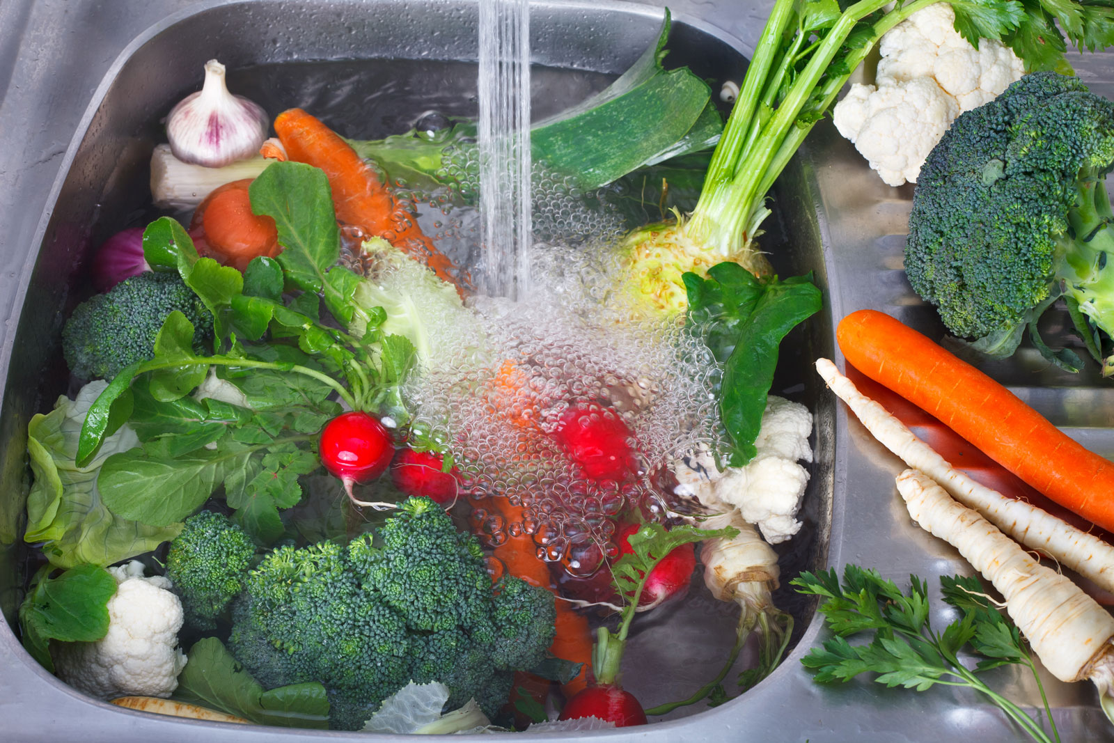 ضع الفواكه والخضروات في ماء ساخن لمدة 15 دقيقة على الأقل 