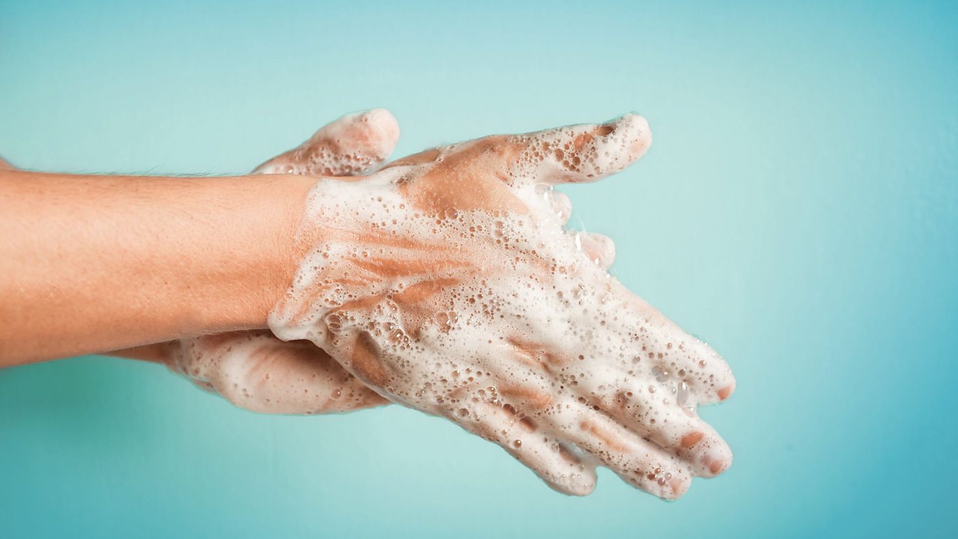 قم بغسل يديك جيدًا بالماء والصابون لمدة 20 ثانية 