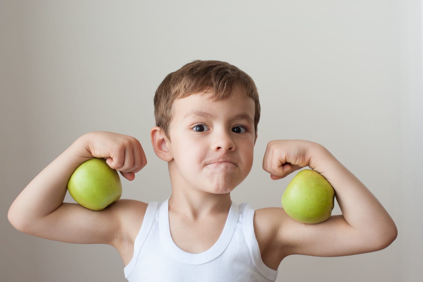 فوائد أكل التفاح الصحية للأطفال