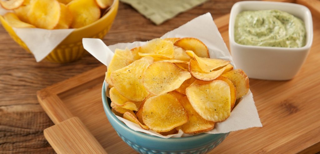 اصنعي البطاطس مثل المطاعم في منزلك Chips-de-mandioca-1024x494