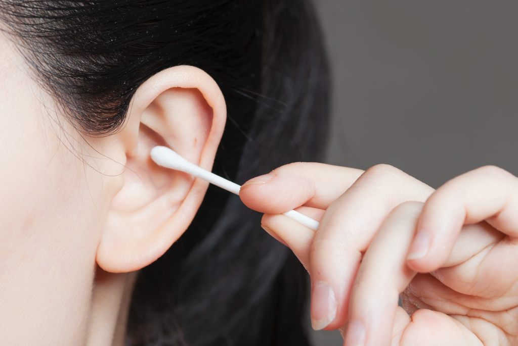 لماذا نسمع صوت طنين في الأذن فجأة؟ وهذا هو علاجه