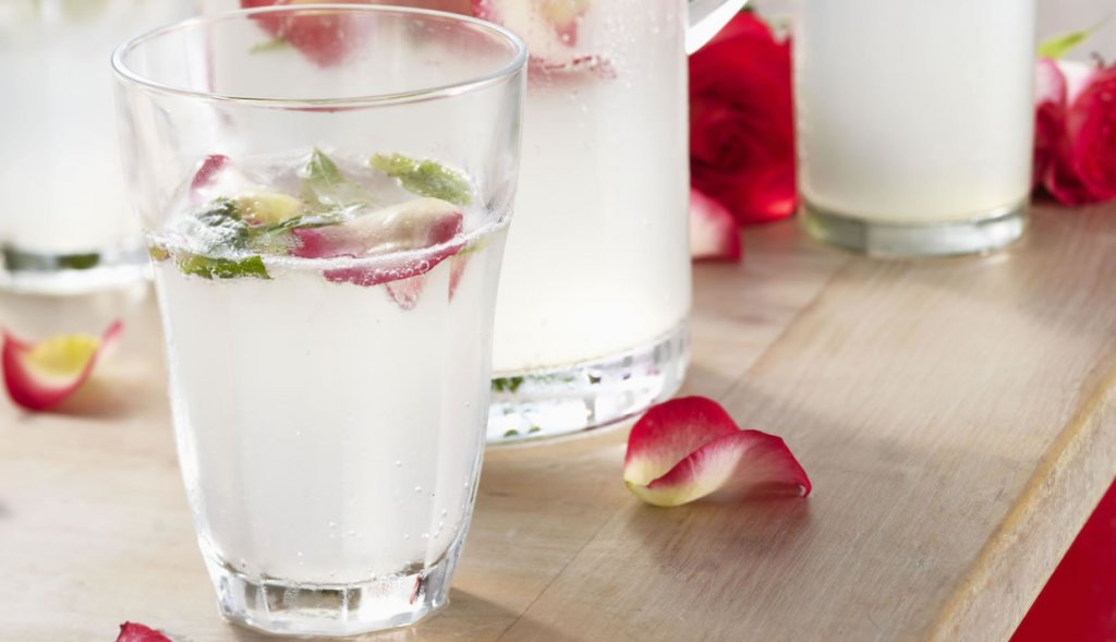 هل يمكنك شرب ماء الورد؟  اقرأ عن فوائدها