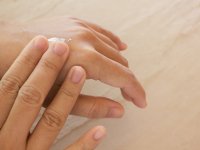 علاج جفاف اليدين من المنظفات