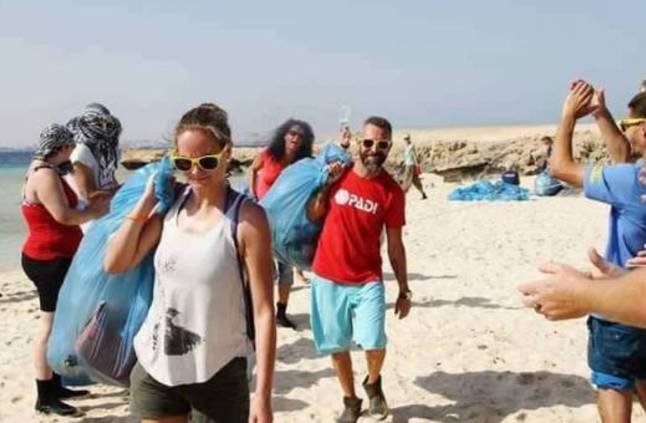 هل قام السياح الأجانب بتنظيف الغردقة بعد تواجد المصريين؟ - مصر