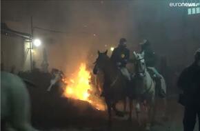 مهرجان إسباني لقفز الخيول من فوق النيران | فيديو