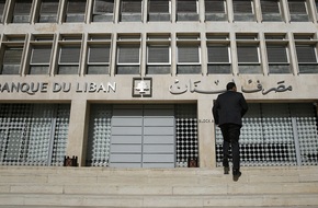 صور: بحقائب وكراتين.. هكذا يبدل اللبنانيون الليرة بالدولار