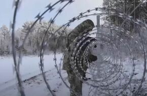 حرس الحدود الأوكراني ينصب سياجا شائكا على الحدود مع بيلاروس