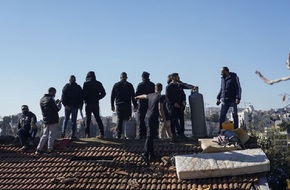 مراسلتنا: المستوطنون يستولون على أرض عائلة فلسطينية  في حي الشيخ جراح بالقدس بمساعدة طواقم البلدية