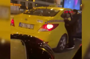 بالفيديو.. سائق "تاكسي" تركي يسحل سائحة فرنسية في إسطنبول