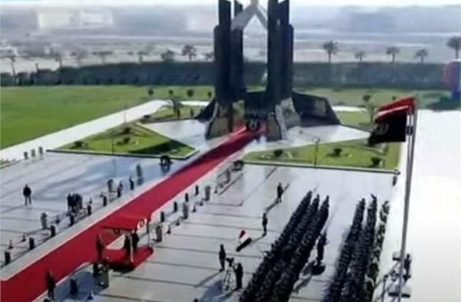 لحظة وصول الرئيس السيسي لقاعة الاحتفال بعيد الشرطة | فيديو