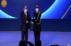 الرئيس السيسي يكرم عددا من رجال الشرطة تقديرا لمجهوداتهم