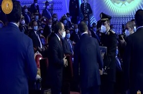 وزير الداخلية يقدم هدية تذكارية للرئيس السيسي بمناسبة الذكرى الـ70 لعيد الشرطة