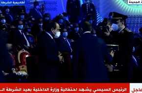وزير الداخلية يقدم للسيسي هدية تذكارية بمناسبة الاحتفال بعيد الشرطة 70 | المصري اليوم