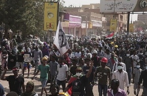 السفارة الأمريكية في الخرطوم تحذر رعاياها وتتوقع تنفيذ "عصيان مدني"