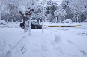 الثلوج الكثيفة تحاصر السيارات في أثينا