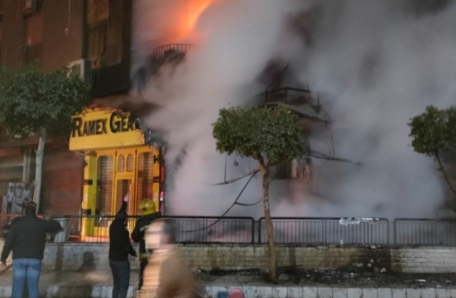 8 طوابق و6 محلات و3 مصابين.. عمليات تبريد مكثفة لعقار مدينة نصر المحترق