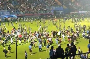 عاجل.. 127 قتيلا و180 جريحا في أعمال شغب عقب مباراة بـإندونيسيا (فيديو)