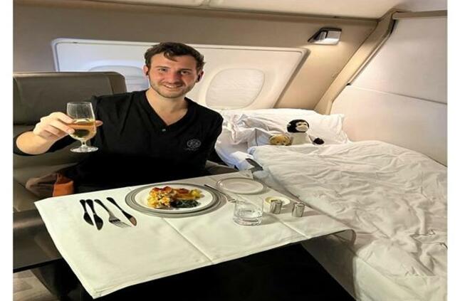 بريطاني يسافر على متن 2000 رحلة للاستمتاع بطعام الطائرات |صور  
