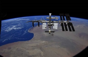 "دراغون" الأمريكية برائدة روسية تلتحم بالمحطة الفضائية الدولية