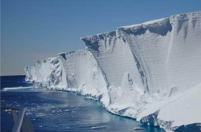 يهدد حياة البشر.. «التلوث البلاستيكي» يغزو القارة القطبية الجنوبية 