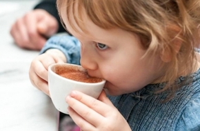 طبيبة تحذر من تناول الأطفال للقهوة والشاي: تسبب أضرارا خطيرة