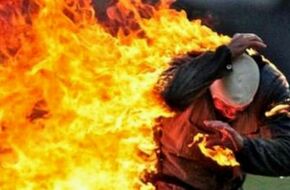 عامل يشعل النيران في نفسه أمام منزله بشبرا