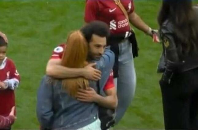 من هي الفتاة التي احتضنها محمد صلاح بعد ختام الدوري الإنجليزي؟