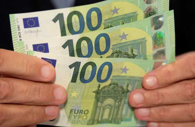 ضغوط على العملة الأوروبية تدفعها إلى التعادل مع الدولار