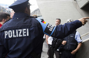 الشرطة تعثر على مالك 50 ألف يورو تناثرت من مبنى شاهق الارتفاع بألمانيا
