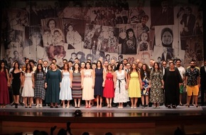 بالصور| 54 فنانًا يشاركون في العرض المسرحي 'ألف عيلة وعيلة'