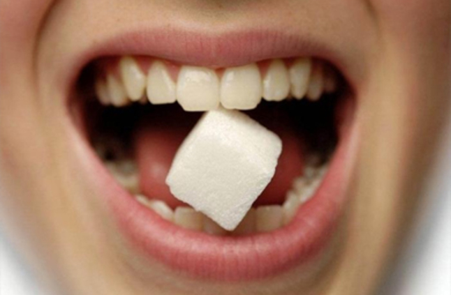 ماذا تأكل وماذا تتجنب للحفاظ على صحة أسنانك؟