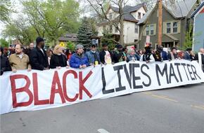 احتجاجات في الولايات المتحدة إثر مقتل شاب من أصل إفريقي برصاص الشرطة