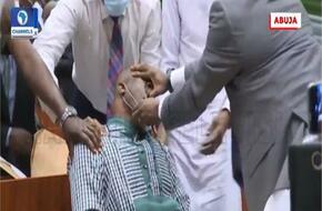 مسؤول نيجيري يتهرب من التحقيق معه بحيلة سحرية | فيديو