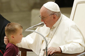 بالفيديو.. طفل يقاطع البابا فرنسيس خلال عظته الأسبوعية
