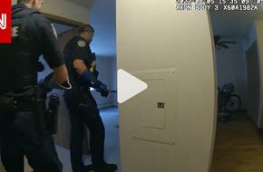 فيديو يثير الضحك.. ضباط شرطة يقبضون على ديك رومي اقتحم منزلا وسبب فوضى
