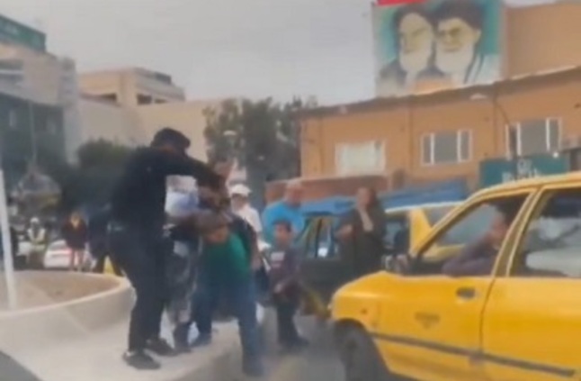 فيديو.. عنصران من الحرس الثوري يسحلان سيدة إيرانية معارضة
