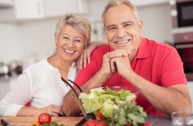 دراسة أمريكية: النظام الغذائي غير الصحي قد يؤدي إلى تلف الإبصار لدى كبار السن