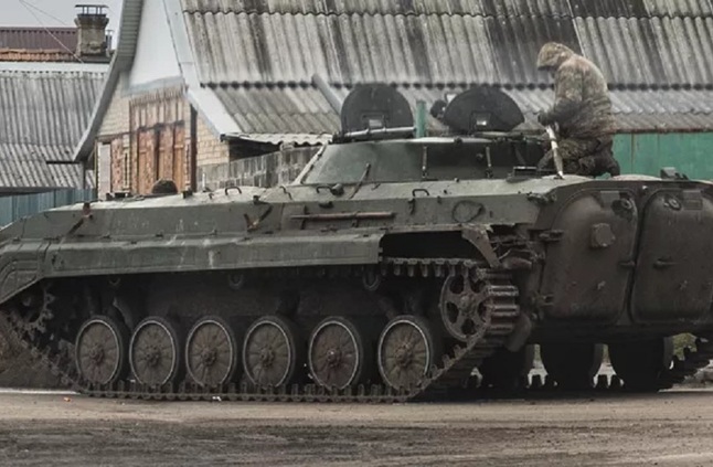  نيران صديقة.. انفجار مركبة مشاة أوكرانية بلغم زرعته قوات كييف لمنع تقدم القوات الروسية (فيديو)