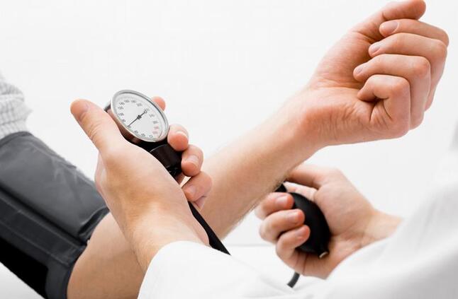 الصحة: خطوات يمكن اتباعها عند انخفاض ضغط الدم