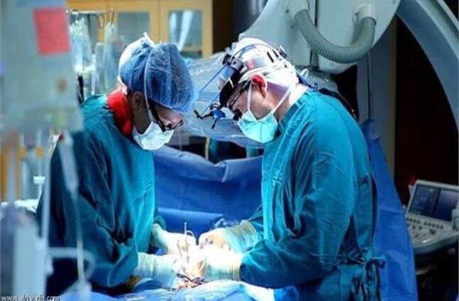 تفاصيل عملية جراحية لرجل تجاوز الـ 70 بالعراق.. استخراج 20 حصاة كبيرة من جسده