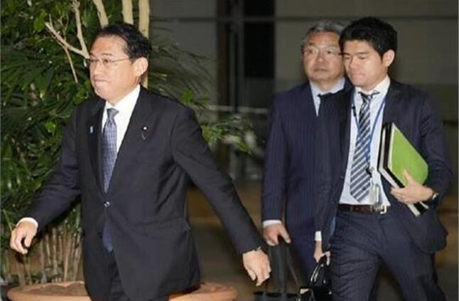 رئيس الوزراء الياباني يطرد نجله من منصب «السكرتير التنفيذي»
