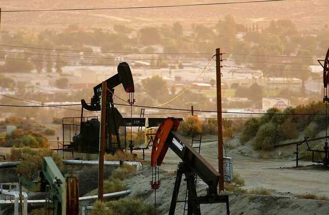 النفط يرتفع بـ 2 بالمئة عند التسوية لكنه يتكبد خسائر أسبوعية بأكثر من 1 بالمئة