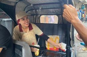 ياسمين رئيس عاملة بمطعم وجبات سريعة في فيلمها الفستان الأبيض