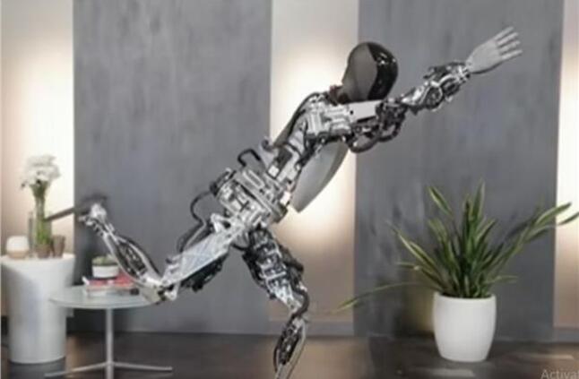 شاهد روبوت تيسلا أوبتيموس الذي يشبه الإنسان وهو يؤدي اليوجا