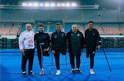 منتخب مصر يستقبل لاعبي فريق الساق الواحد في استاد القاهرة قبل نهائي كأس العالم 
