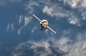 طاقم مركبة "سويوز" ينضم لرواد المحطة الفضائية الدولية (فيديو)
